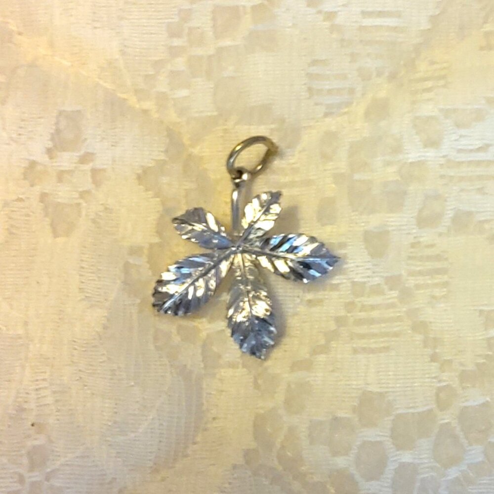 VTG Silver Tone Charm Vintage Leaf Pendant